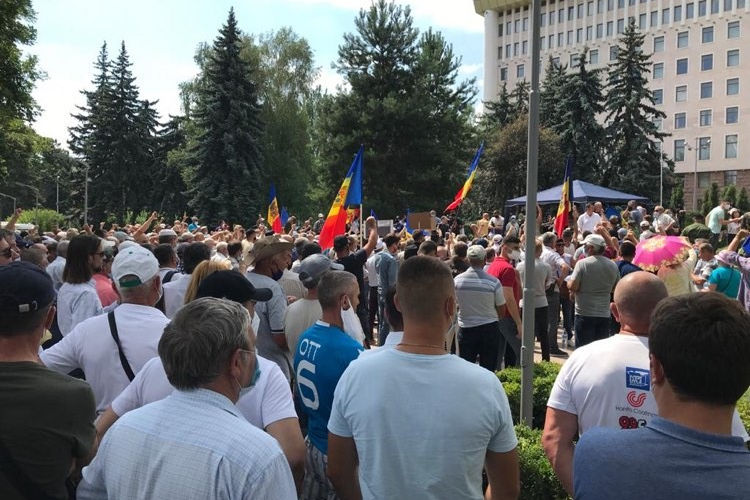 Манифестанты потребовали отставки правительства и президента Игоря Додона.