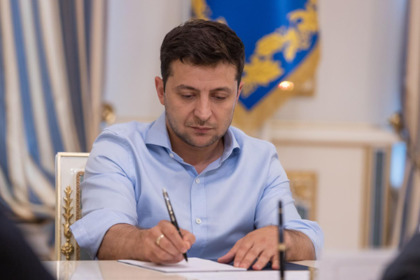 Зеленский подписал закон об отмене депутатской неприкосновенности.