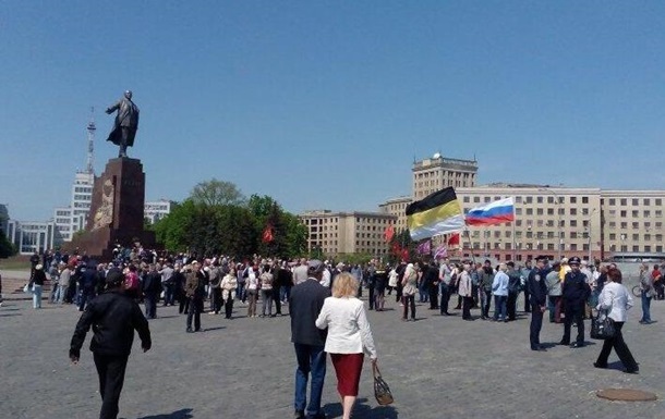 В митинге на площади Свободы принимают участие представители движений "Юго-Восток", "Борьба", а также Коммунистической партии Украины.