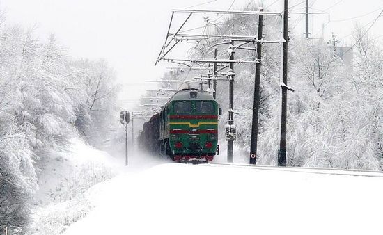 Одной из возможных причин происшествия могла стать непогода —  на Сахалине второй день бушует циклон.