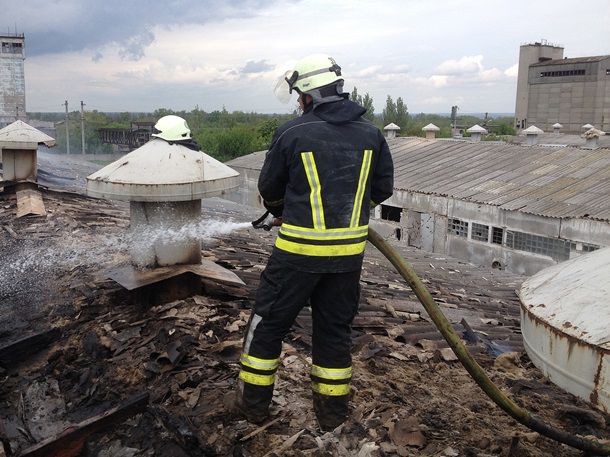Снаряды повредили 19 зданий и две пристройки на территории свиноводческого комплекса.