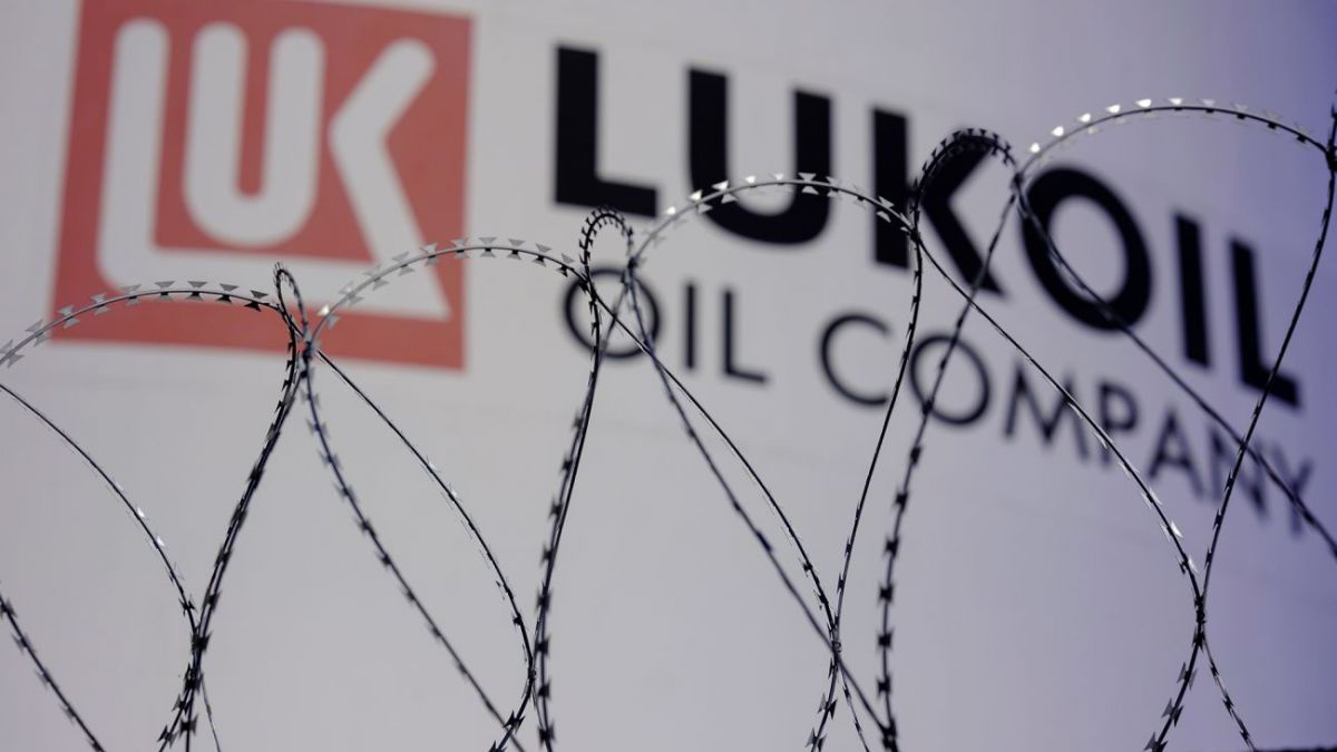 Instituţiile publice ce au contracte cu Lukoil-Moldova riscă să rămână fără carburanţi.