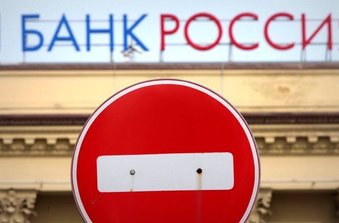 Bloomberg: Центробанк «ввел санкции» против российских банков. Фото: zn.ua