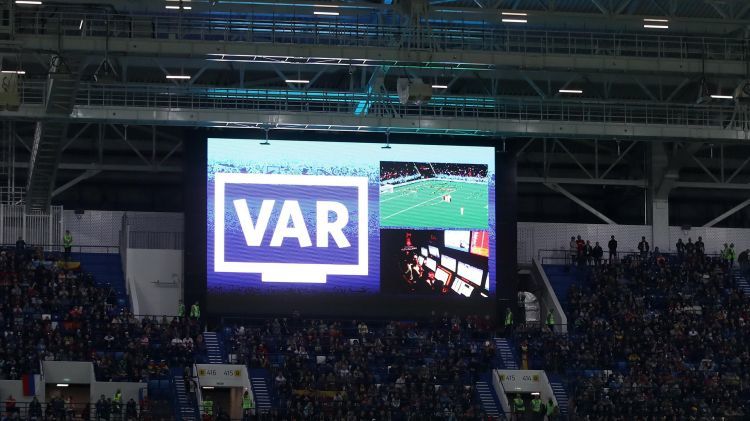 VAR впервые была применена в истории Лиги чемпионов по футболу.