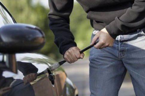 Individul a încercat să pătrundă în maşină prin deteriorarea unui geam.