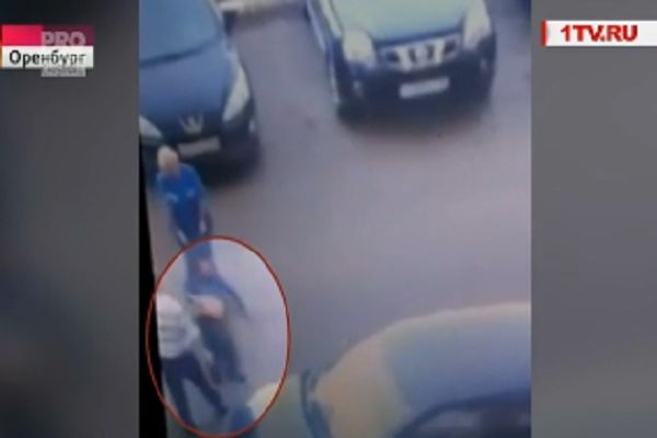 Medic, filmat în timp ce târăște pe asfalt un pacient până la targă. Foto: captură video