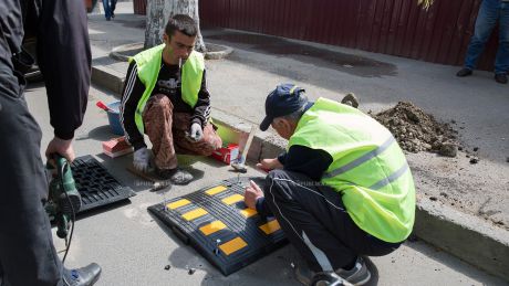 Muncitorii lucrează de zor pentru a instala limitatoare de viteză pe străzile Capitalei. Foto: publika.md