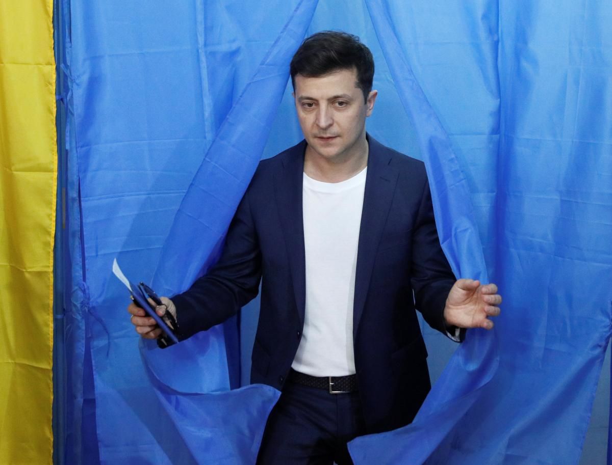 Владимир Зеленский сидит в штабе и заполняет бумаги для протокола.
