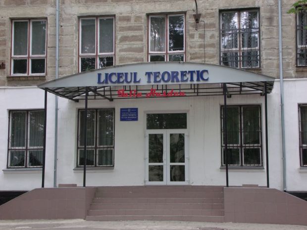 Directoarea, acuzată de un absolvent că nu a vrut să-i dea diploma, până nu achită 1200 de lei. Foto: afla.md
