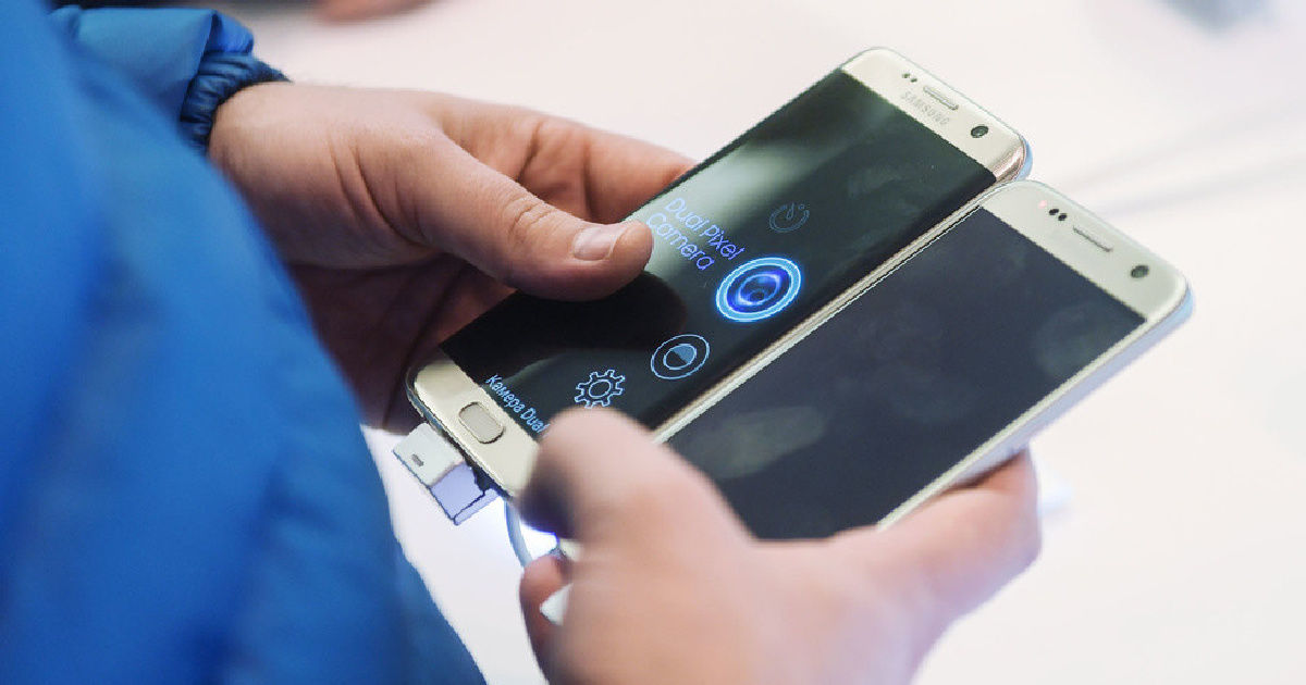 Samsung Galaxy S10 зарядят другие смартфоны от корпуса.
