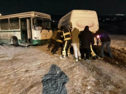 IGSU: 16 autovehicule au fost scoase de salvatori din nămeți