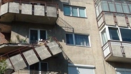 Un bărbat a ajuns în stare gravă la spital, după ce un balcon de la etajul 6 s-a prăbuşit.