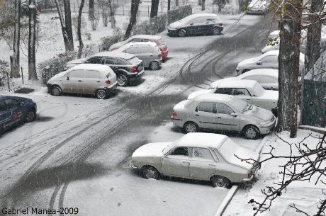 A venit iarna. În Poiana Braşov ninge ca-n poveşti, iar stratul de zăpadă se vede considerabil, transmite mytex.ro.