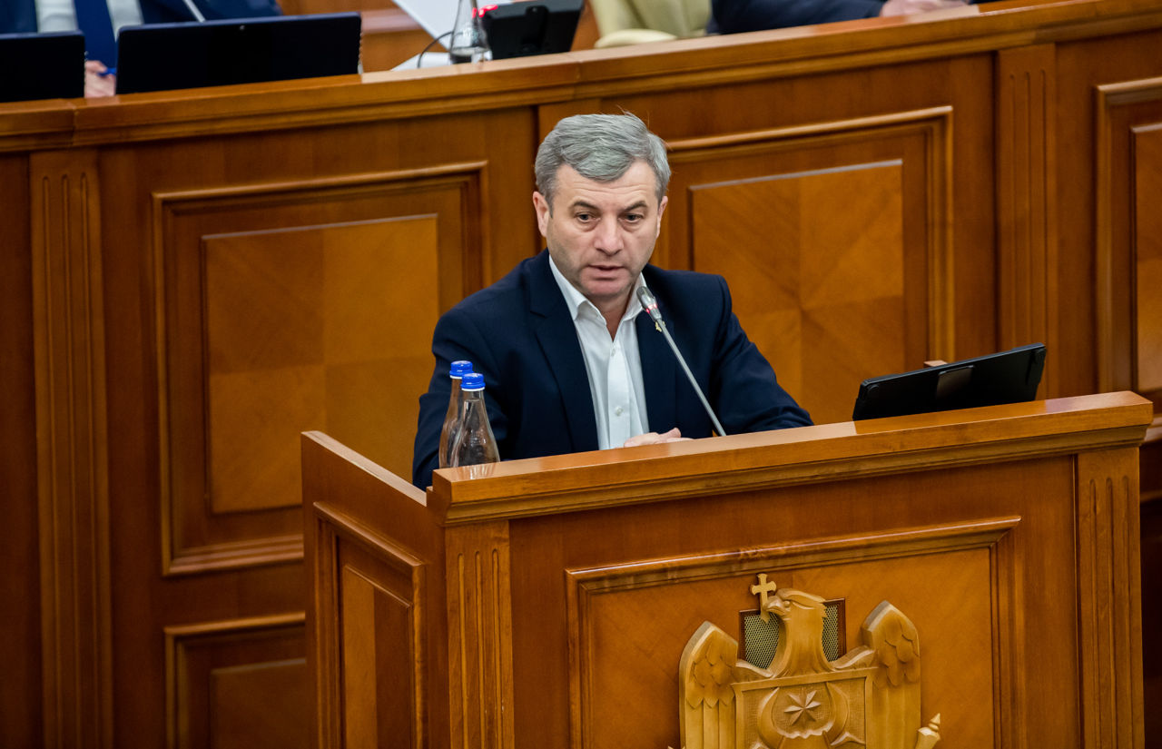 Фуркулицэ: Плахотнюк радостно потирает руки, видя, как сталкивает нас лбами.