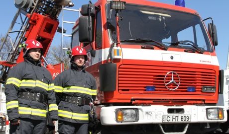 O persoană a murit, iar alte două au suferit arsuri uşoare, după ce locuinţa în care trăiau a fost mistuită de flăcări. Foto: jurnal.md