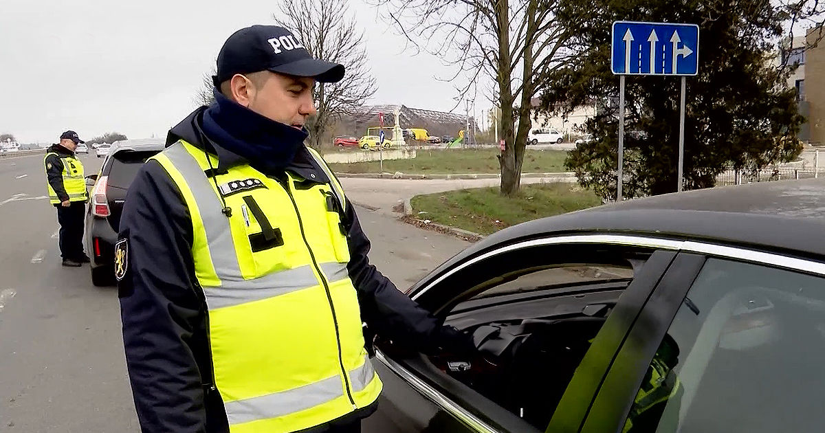 Regula luminilor aprinse pe timp de zi, ignorată: Zeci de șoferi, amendați.