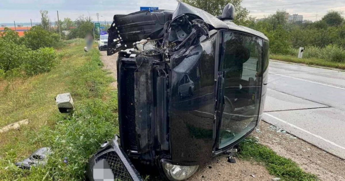 Девушка-водитель чудом избежала травм после переворота автомобиля.