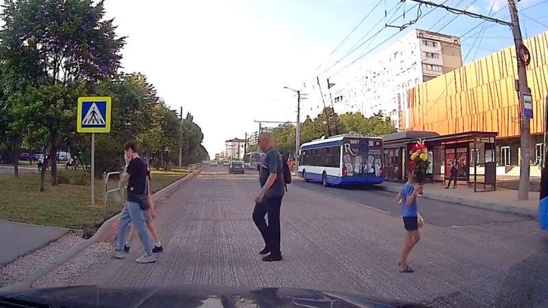 На видео попал момент, как водитель автобуса не пропустил ребенка.