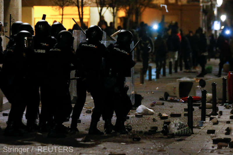 Spania: Intervenţie a forţelor de ordine la Madrid la o manifestaţie într-un cartier cu mulţi imigranţi. Foto: Reuters