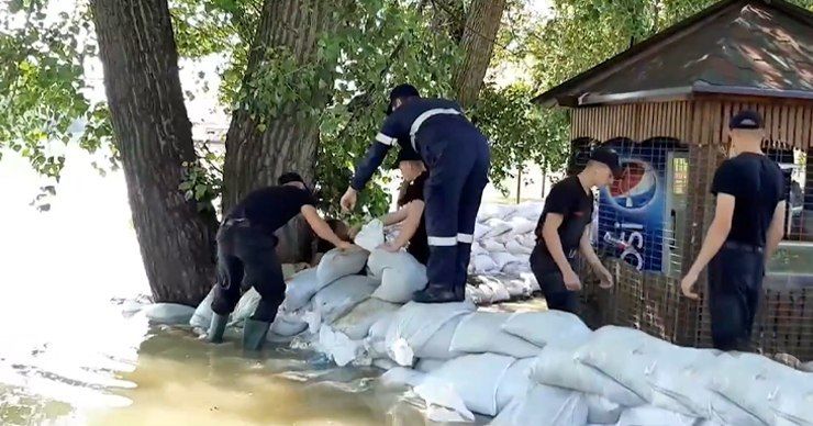 Пляжа больше нет. В Вадул-луй-Водэ Днестр вышел из берегов и затопил все вокруг. 