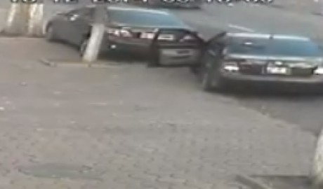 La doar câteva secunde, taxiul a pornit şi a lovit în spate autovehiculul parcat în faţă.