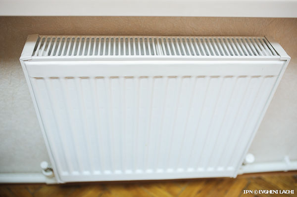 Deconectarea unor apartamente de la sistemul centralizat de termoficare majorează factura la energia termică pentru locuinţele rămase în sistem.