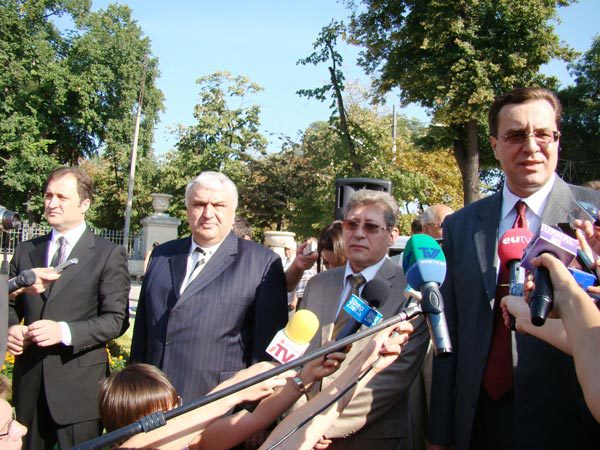 Коалиция была создана летом 2009 года четырьмя политическими партиями после досрочных парламентских выборов