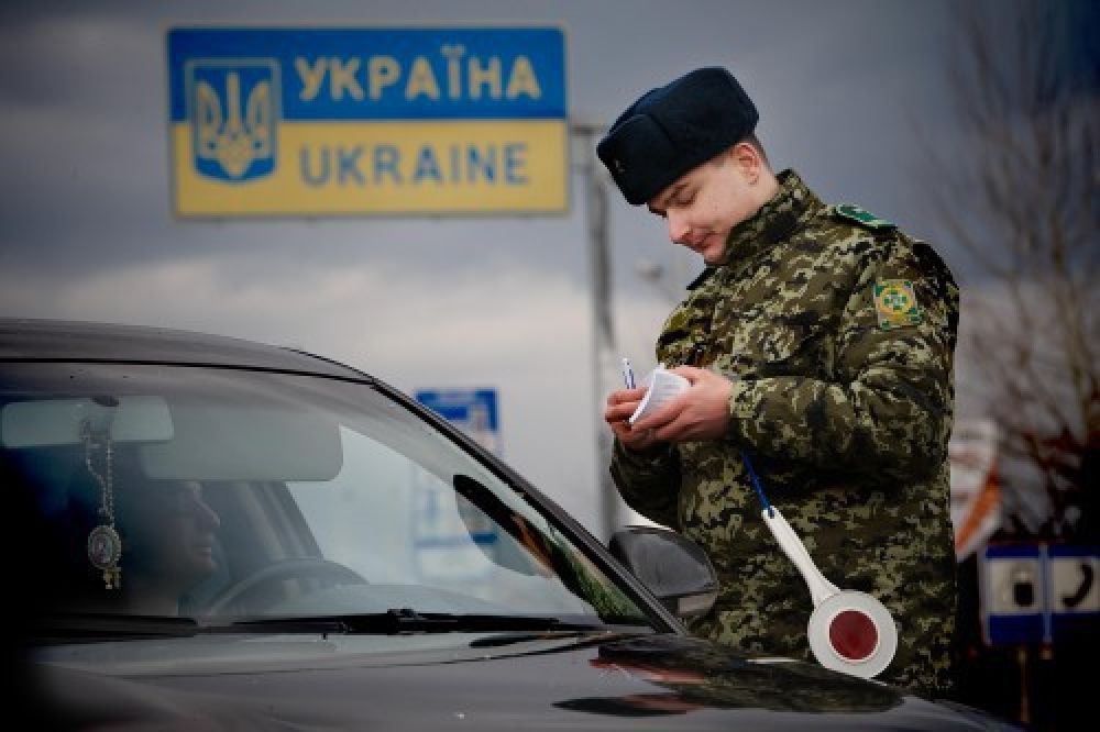 Граждане Молдовы попытались дать взятку украинским пограничникам.