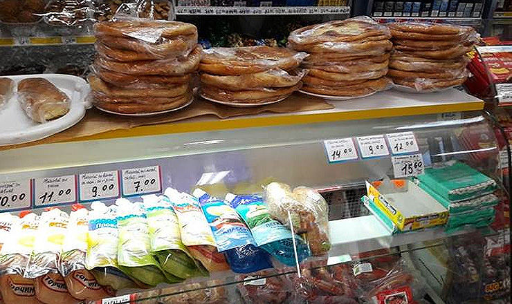 Просроченные продукты питания хранились в антисанитарных условиях в маркете на улице М. Дософтей. Фото: politiacapitalei.md.