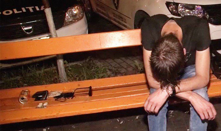 Всего через два часа после первого задержания мужчина снова попал в поле зрения полиции, будучи в явном состоянии наркотического опьянения.