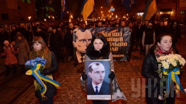 В начале колонны молодая девушка несла портрет самого Бандеры.