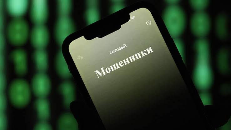 Escrocii au determinat o femeie să contracteze un credit de 400.000 de lei și să predea banii unui curier.