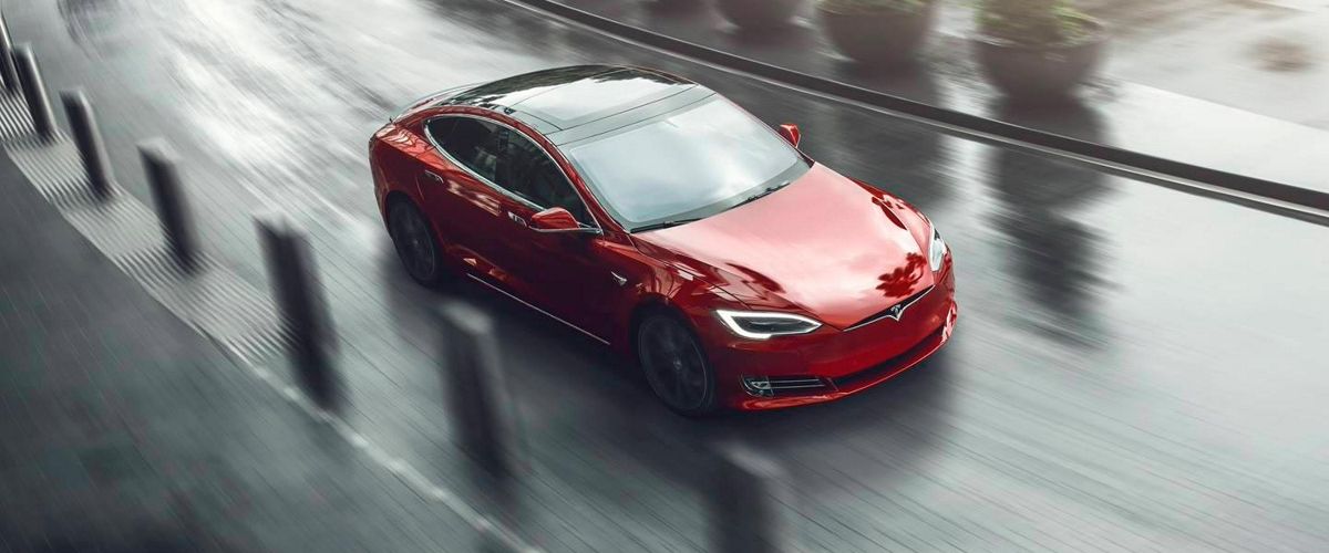 Автопилот Tesla тренируется останавливаться на красный.