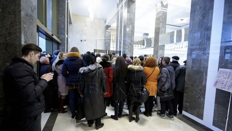 Parlamentul și-a deschis larg uşile pentru toţi doritorii. Foto: publika.md