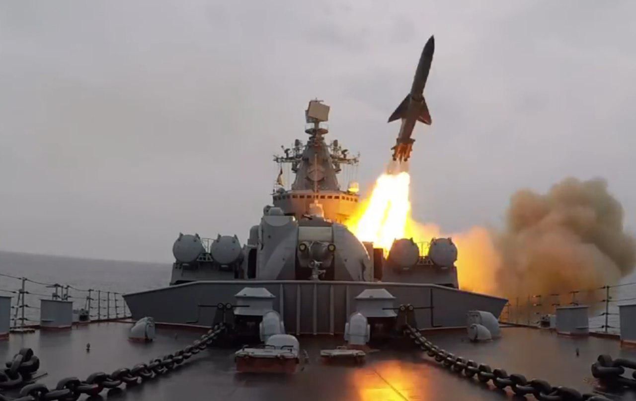 Министерство обороны России показало кадры стрельбы крылатыми ракетами в рамках зачетного учения группировки сил Тихоокеанского флота. 