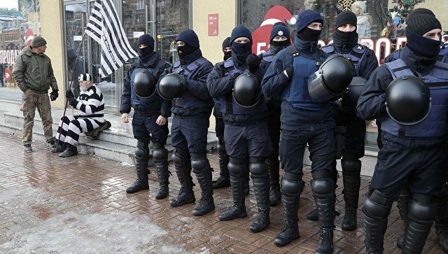 Среди митингующих ходит мужчина в тюремной форме в черно-белую полосочку. 