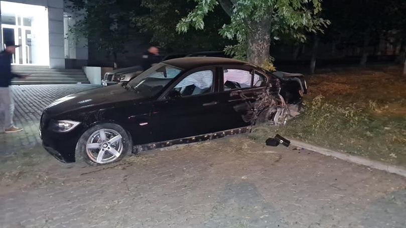 Водитель BMW совершил ДТП и бросил авто, покинув место аварии.