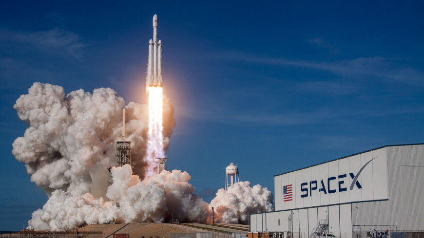 SpaceX отложила первый коммерческий запуск Falcon Heavy на сутки.