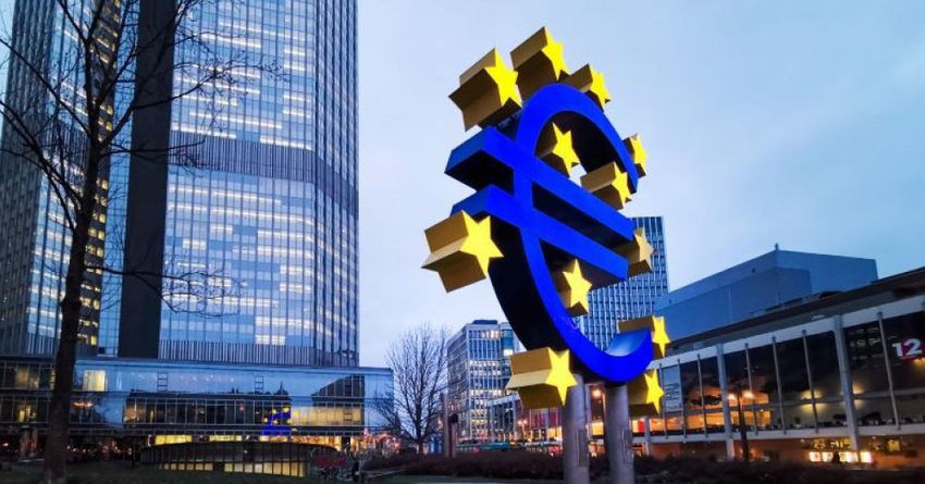 Работники Европейского центробанка через суд требуют повышения зарплат.