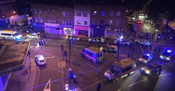 Alertă la Londra. O mașină a lovit un grup de pietoni în fața unei moschei. Foto: digi24.ro