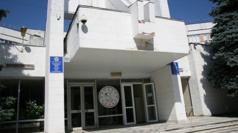 Окно, сквозь которое проникли воры, находится на первом этаже, за зданием больницы. 
