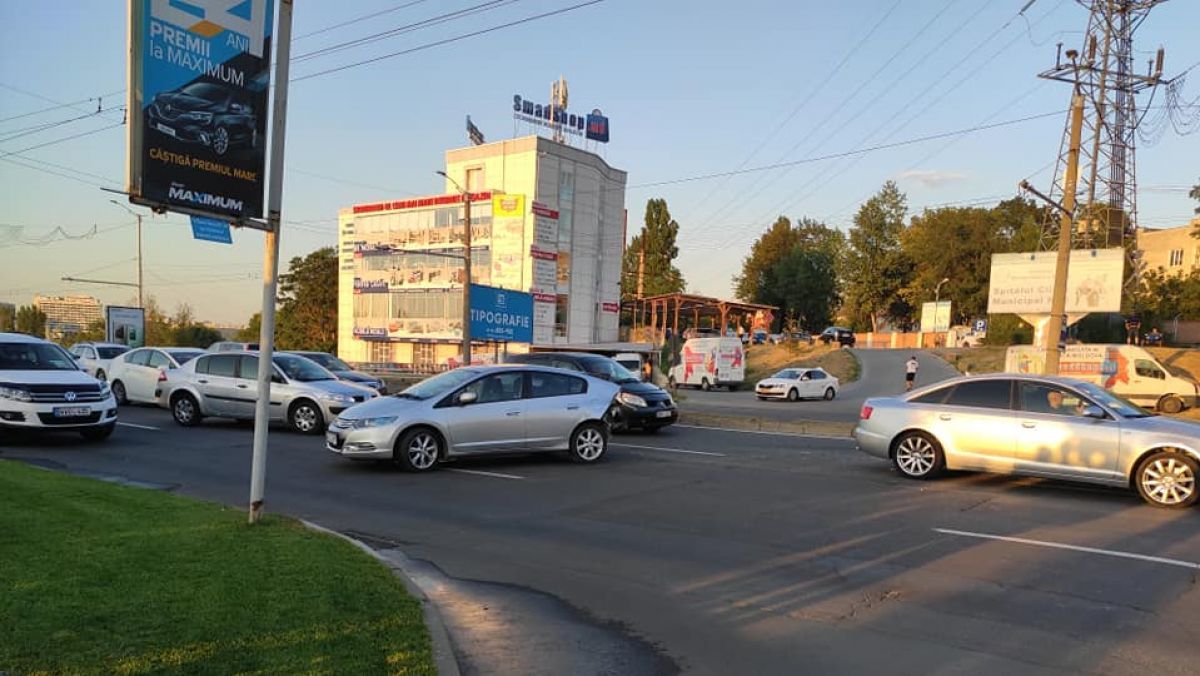 Из-за ДТП на виадуке образовалась пробка.