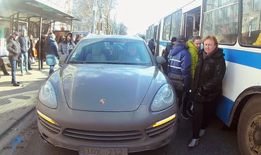 O șoferiță s-a oprit cu mașina de model Porsche chiar într-o stație de troleibuz din Chișinău.  