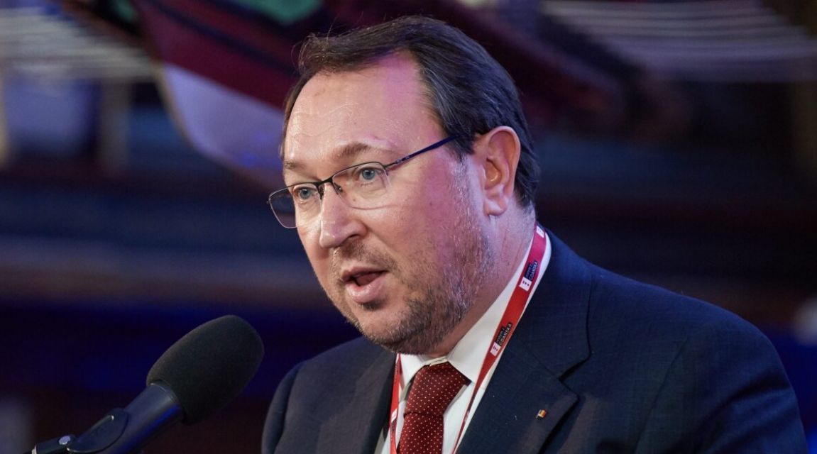Экс-председатель КС: «Атаки на судей дисквалифицируют политиков».