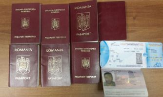 Pașapoartele au fost ridicate și transmise spre expertizare, iar cazul în continuare este cercetat de către ofițerii Serviciului investigaţii speciale al Sectorului Poliției de Frontieră Aeroportul Internaţional Chişinău.