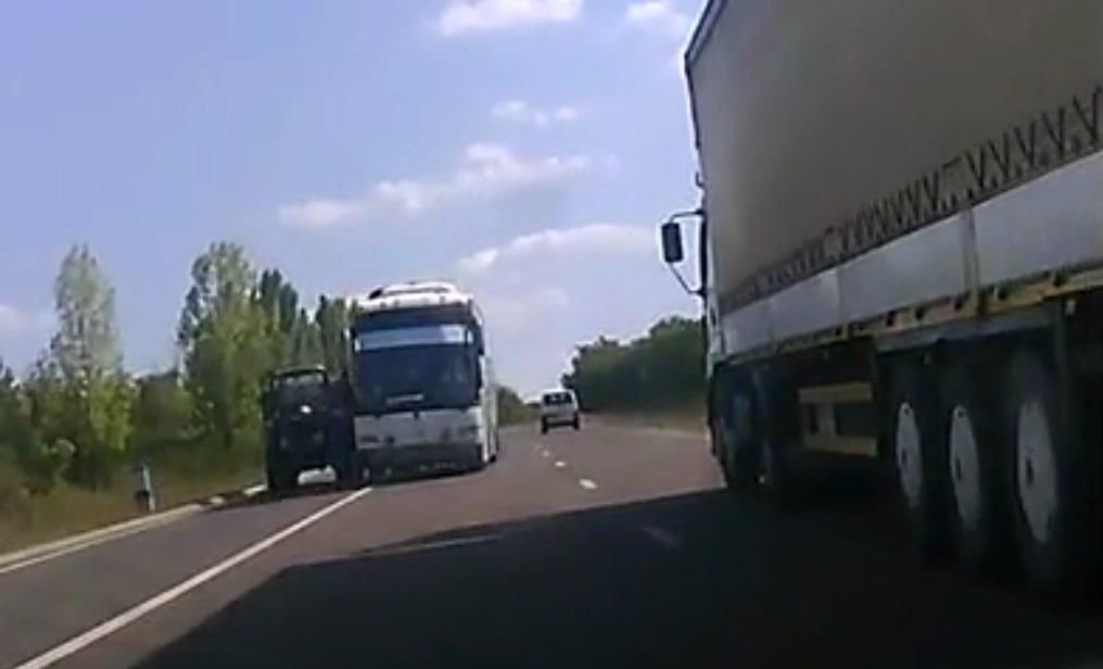 Водитель рейсового автобуса едва не спровоцировал ДТП, выехав на встречку.