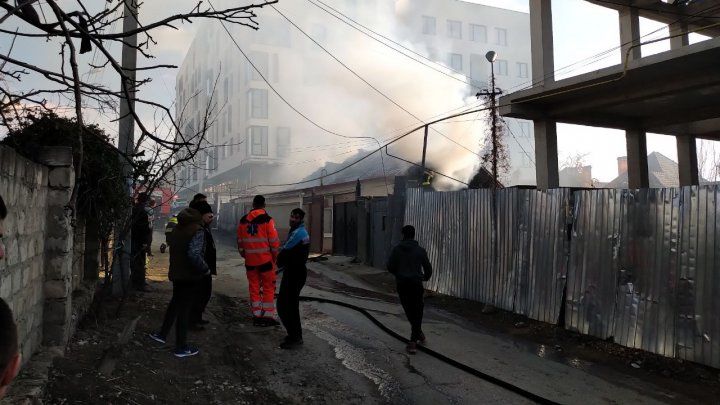 Прибывшие на место происшествия два пожарных расчета погасили пламя за 15 минут.