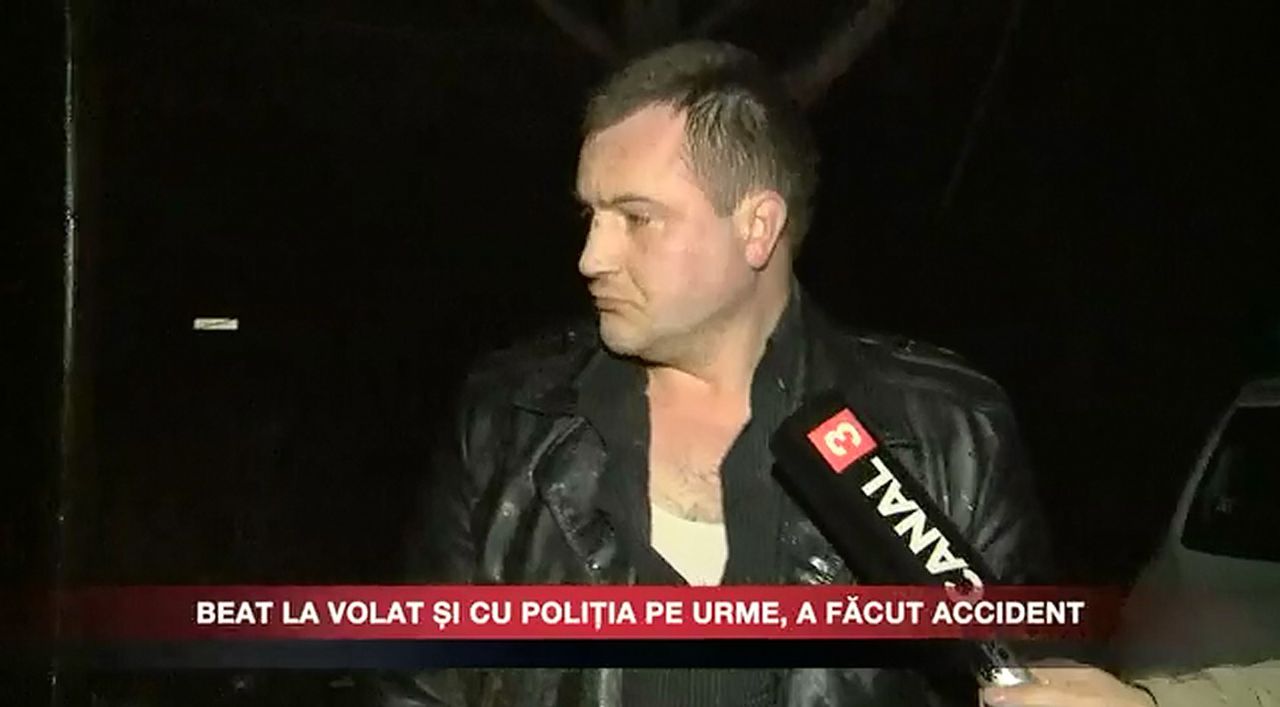 Bărbatul a pierdut controlul asupra volanului și s-a izbit de niște bare de fier de pe marginea drumului. Foto: canal3.md