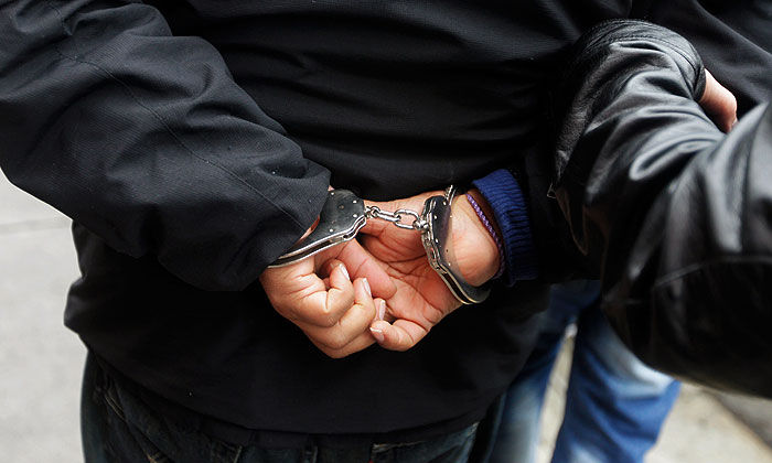 Офицеры НЦБК провели обыски в домах и автомобилях подозреваемых.