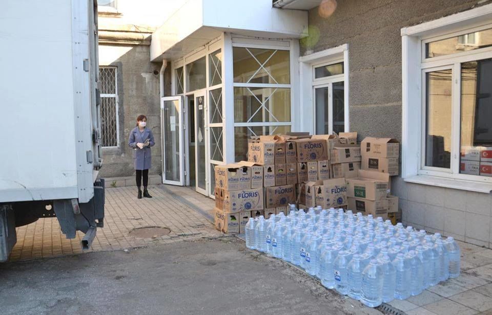 В продовольственные пакеты входят продукты первой необходимости.